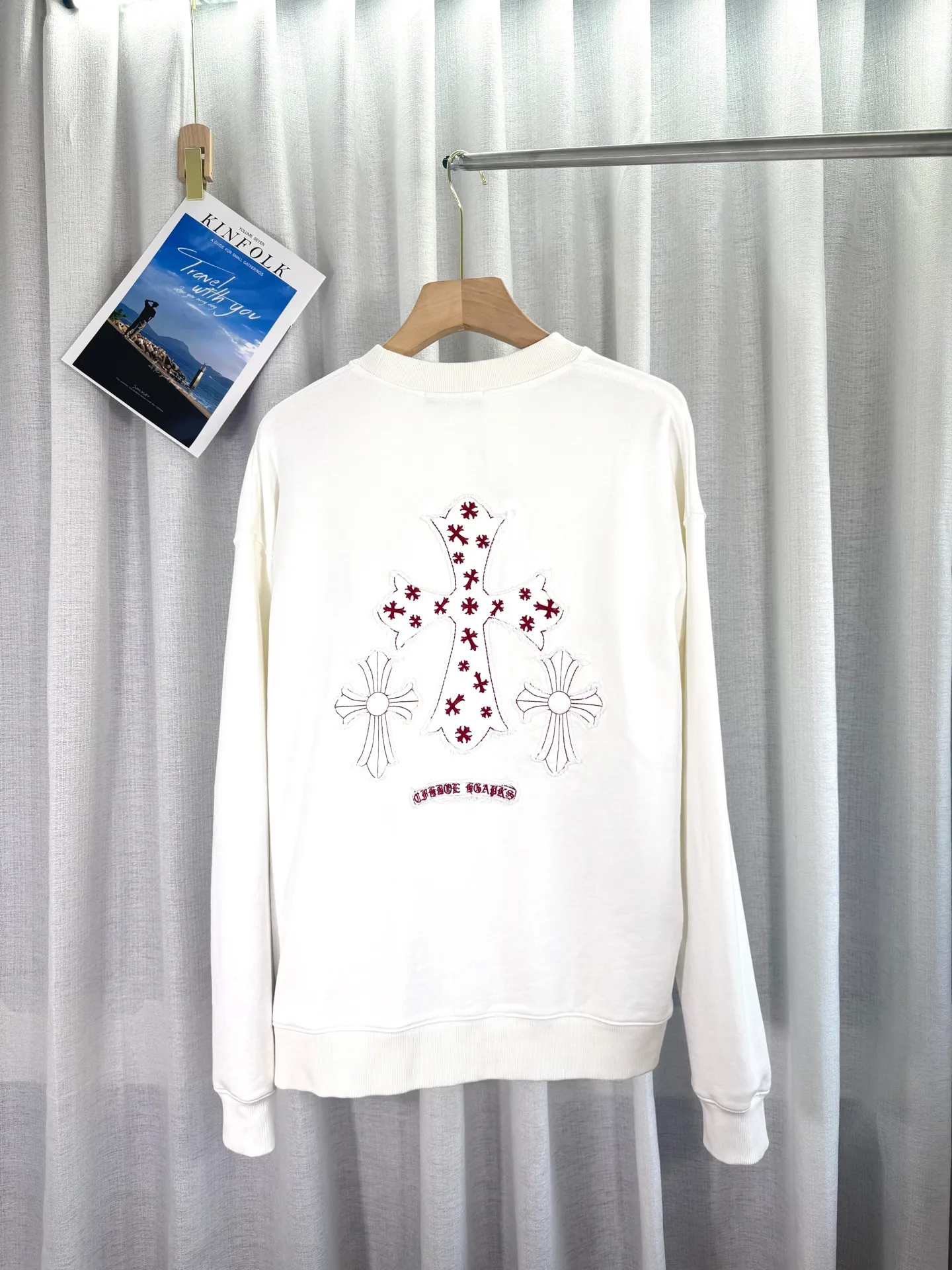 P260 top version, real shot without P, ​​different from market currency) 𝗖𝗵𝗿𝗼𝗺𝗲 𝗛𝗲𝗮𝗿𝘁𝘀/Cro Heart 2025 patch embroidery autumn and winter new original single counter American laser burnt 3D three-dimensional color embroidery couple casual sweatshirt 👑The highest version! Customized fabric 400g tripe terry fabric! American acid-washed and distressed original fabric laser burnt ✟appliqué embroidery and exquisite embroidery of letters! The best-selling model in the counter, very comfortable to wear. Accessories: original molded and authenticated collar label➕100% silk wash label. Genuine purchase-grade original hangtag➕matching hanging rope➕3D hanging beads➕original packaging bag. Craftsmanship: The original version has consistent wiring! The highest version of the armhole matching technique! Color: White Black Size: S M L XL Style Number: 25-316